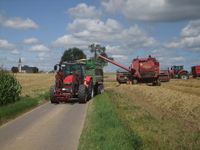 04_voller Ernteeinsatz bei gutem Wetter, M&auml;hdrescher, Traktoren mit Anh&auml;nger