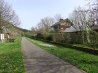 01 Radweg; alter Bahnhof Zerf, rechts die alte Bahnsteigkante gut zu erkennen, links der Bereich alter G&uuml;terbahnhof