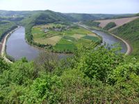 Blick von der &raquo;Sch&ouml;nen Aussicht&laquo; auf die Saar und die &quot;Hammer Saarschleife&quot; bei Taben-Hamm