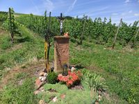 04 Wegekreuz, Weinmotiv mit Kelch