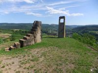 07 Galgenberg mit Skulptur Passagio Animato des Skulpturenweges Saar; direkt oberhalb des Aussichtspunktes